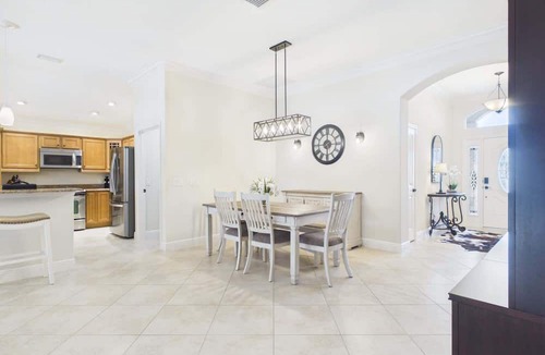 Gilchrist Villa | Luxury Golf & Waterfront Retreat with Golf Cart