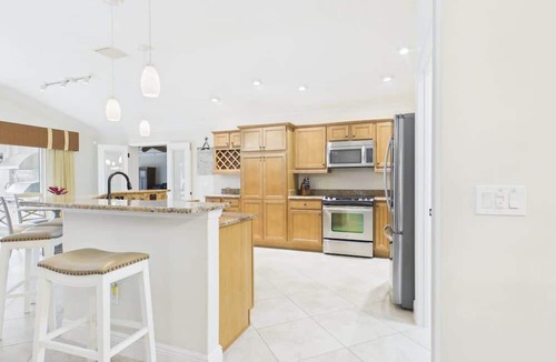 Gilchrist Villa | Luxury Golf & Waterfront Retreat with Golf Cart