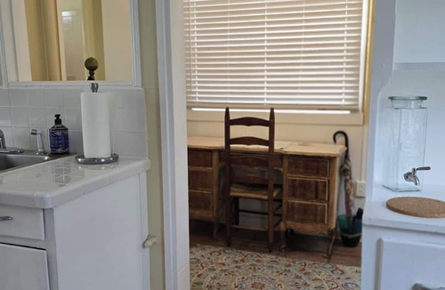 Parrot Cove House | Cozy 1/1 Historic Retreat -Walk to Dining & Beach