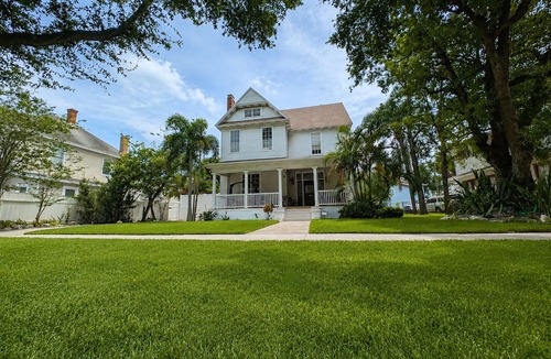 Hyde Park House | 9-Seat Hot Tub | Walkable | Historic | Downtown