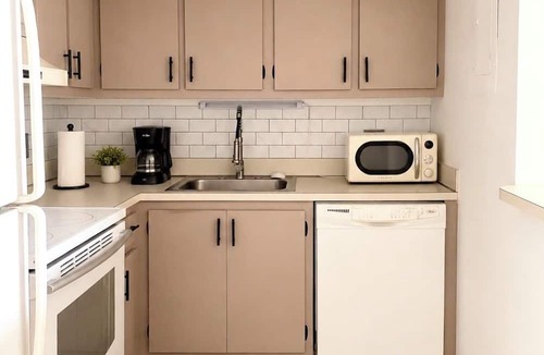 Inverrary Apartment | Cozy 1-bedroom apartment in adorable Lauderhill with AC