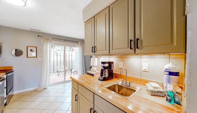 Inviting home with golf course views, near the beach & dining