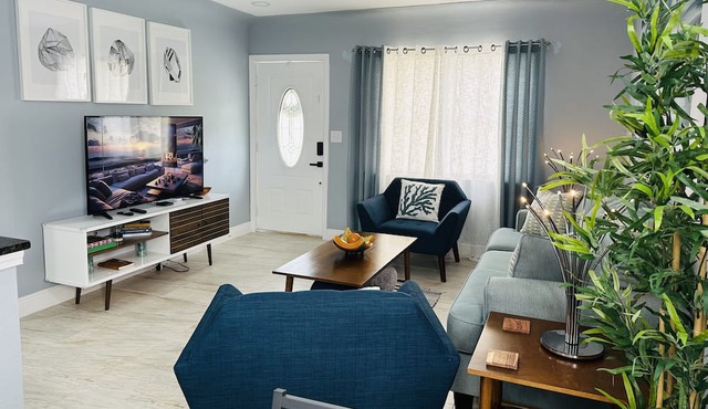 The Blue Oasis w/private pool. Pet-Friendly!