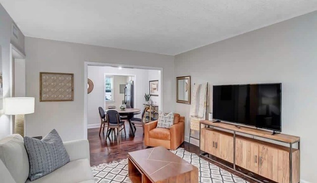 Modern 2 BR Condo - 2 block from San Marco