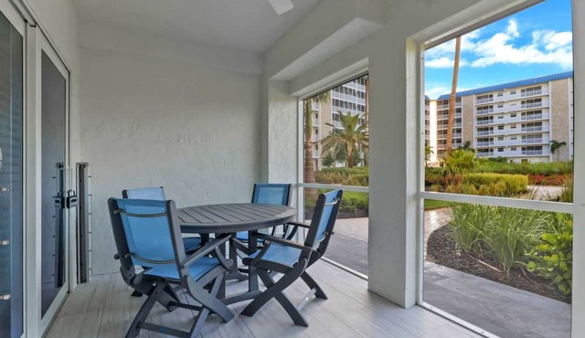 GORGEOUS Bonita Beach, New Remodeled Condo, Ground Floor, 1 Min Walk to Beach, Free WiFi & Parking!