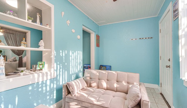 Walk to Dining & Sand! St Pete Beach Apartment
