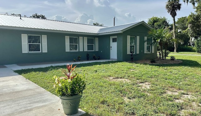 Welcome to the newly remodeled 2/2 Peaceful Retreat on Lake Harris!
