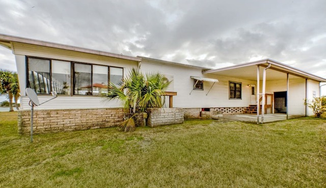 Big Family Paradise: Riverfront Getaway for a Relaxing Stay in Wakulla County, FL