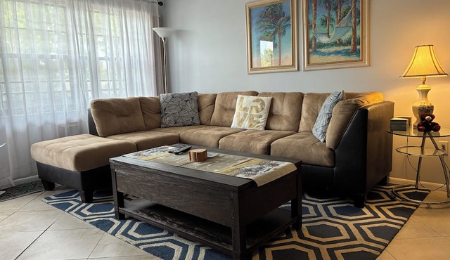 Cozy 2-bedroom condo with AC in fabulous St. Petersburg