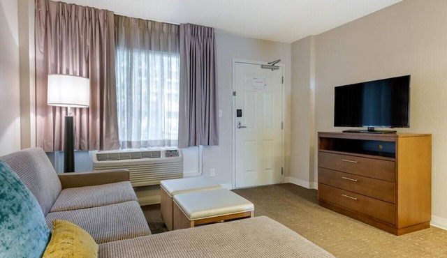 Group Getaway | 3 Units, Pool, Free Breakfast | Disney Animal Kingdom - 4 miles