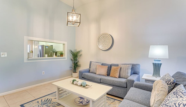 7 Mi to Beach: Condo w/Pool Access in Bradenton!