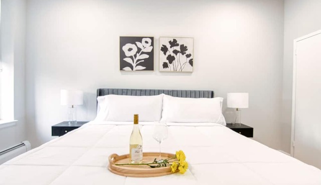 Sprawling 2BR w King Bed, fast WiFi, 20 minutes to Times Square!