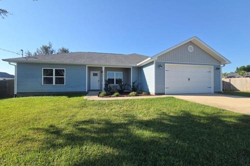 Spacious private home with large kitchen patio & close to everything